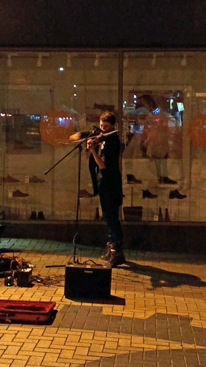 06/10/18 CHORLEY LIVE.  Lone Violinist On Chapel Street.